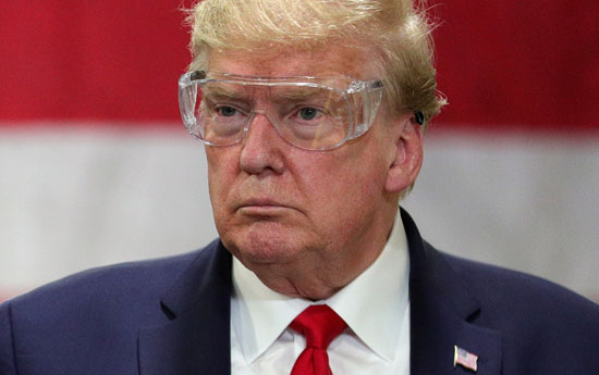 ترامب يرتدى نظارة واقعية داخل المصنع 