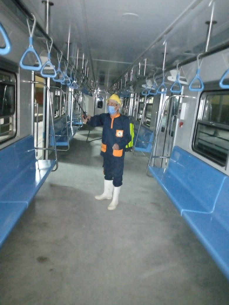 شركة المترو تواصل أعمال التعقيم والتطهير  (1)