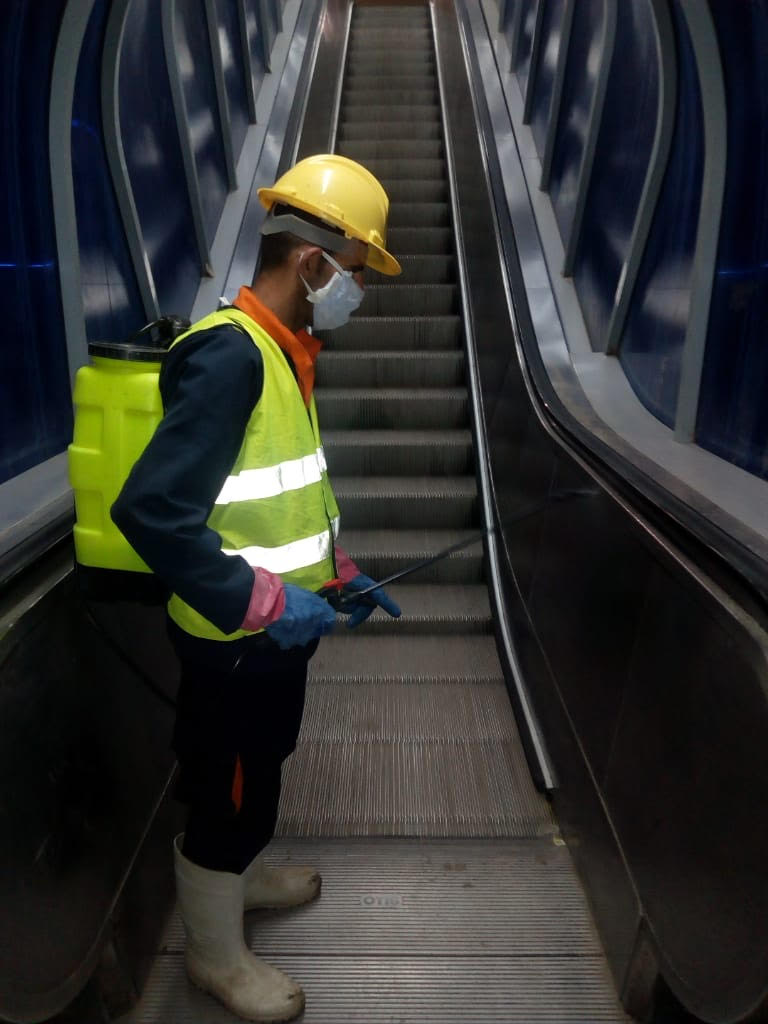 شركة المترو تواصل أعمال التعقيم والتطهير  (9)