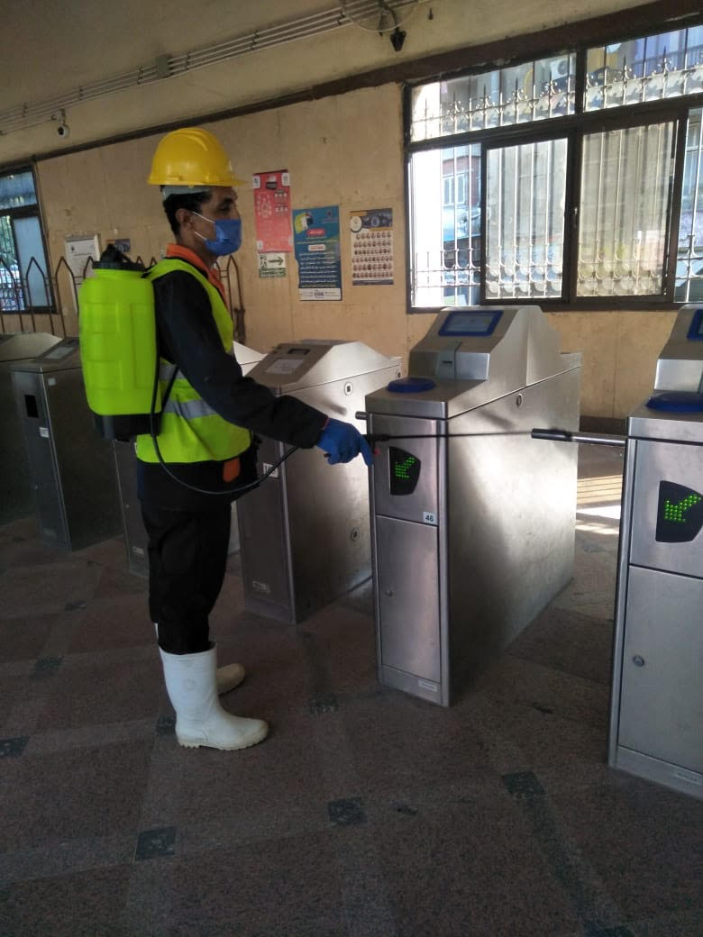 شركة المترو تواصل أعمال التعقيم والتطهير  (2)