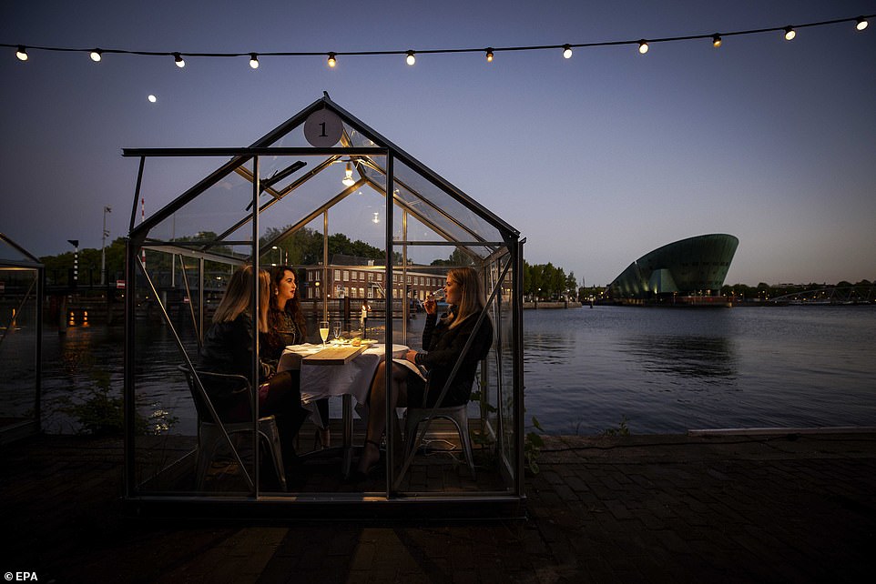 مطعم هولندى يصمم غرفا زجاجية لمنع تفشى كورونا (5)
