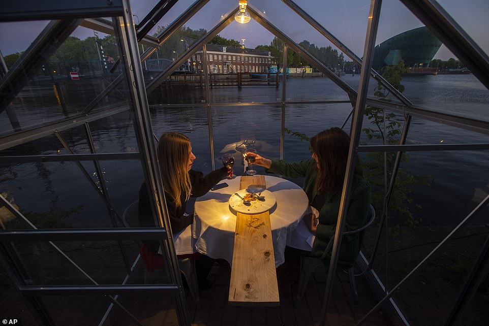 مطعم هولندى يصمم غرفا زجاجية لمنع تفشى كورونا (6)
