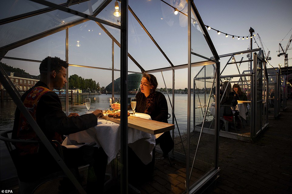مطعم هولندى يصمم غرفا زجاجية لمنع تفشى كورونا (4)