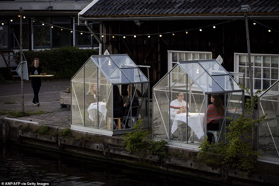 مطعم هولندى يصمم غرفا زجاجية لمنع تفشى كورونا (1)