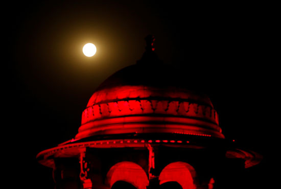 القمر العملاق فى سماء الهند
