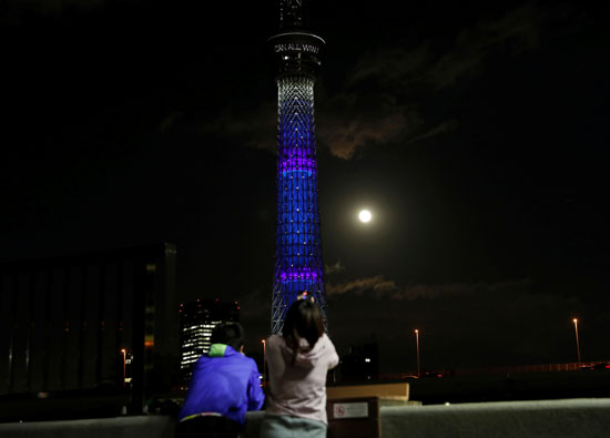 القمر العملاق فى سماء طوكيو
