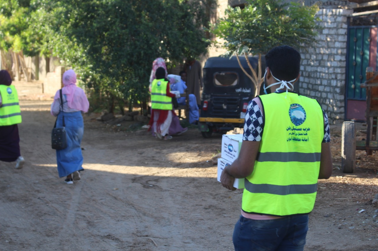 توزيع مساعدات رمضانية على قرى مركز إدفو (4)