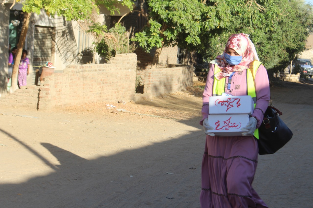 توزيع مساعدات رمضانية على قرى مركز إدفو (5)