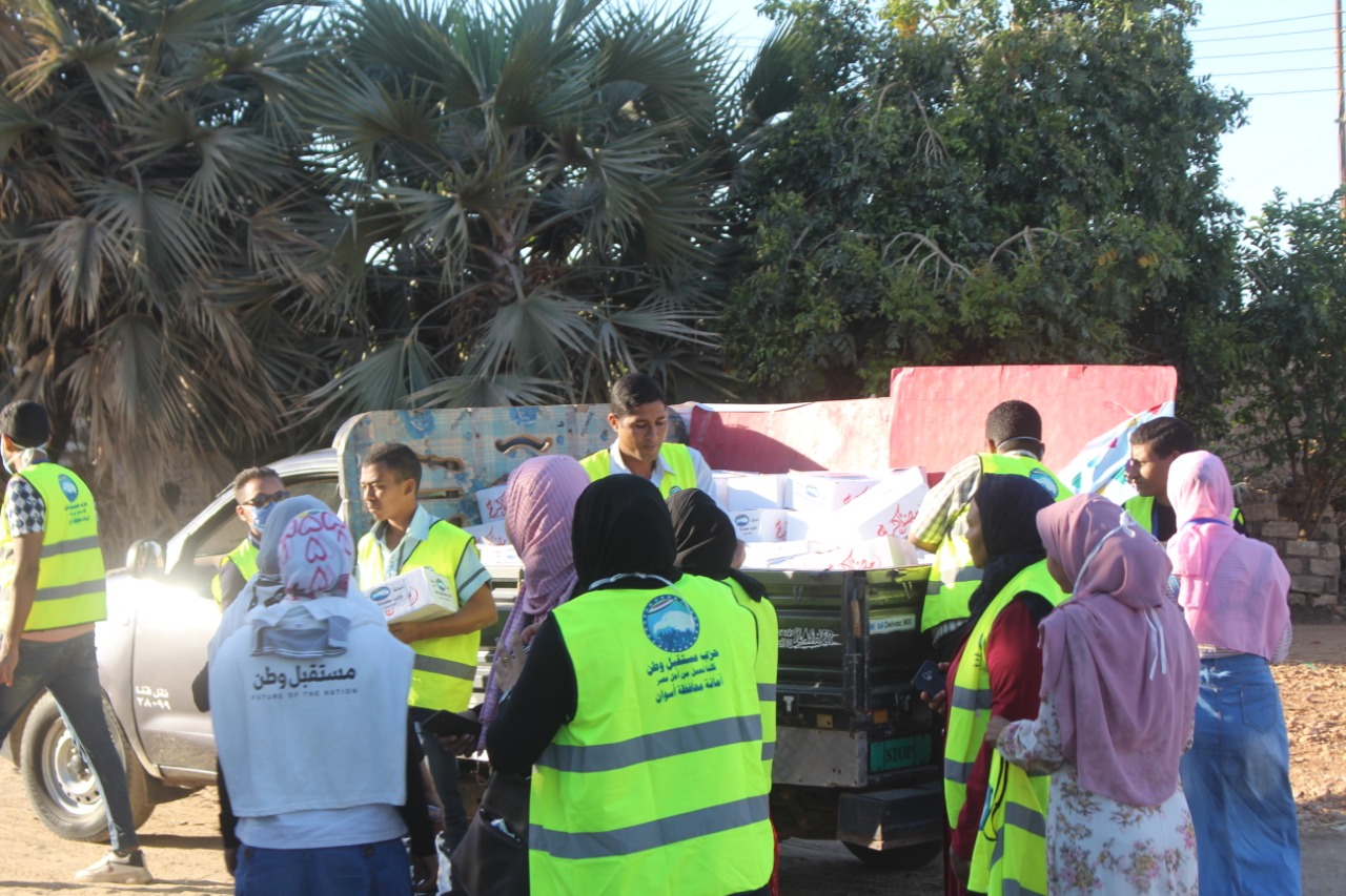 توزيع مساعدات رمضانية على قرى مركز إدفو (3)