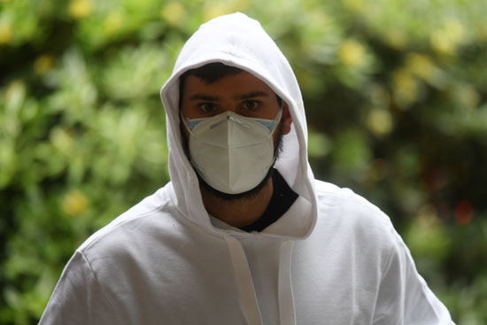 لاعبو إيه سي ميلان يصلون إلى مستشفى كلينيكا لا مادونينا لإجراء فحوص طبية عامة