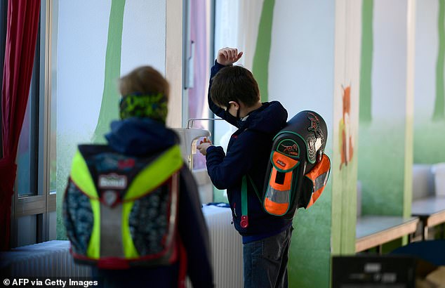الطلاب في ألمانيا يعودون إلى المدراس لأول مرة منذ تفشى كورونا..صور  (3)