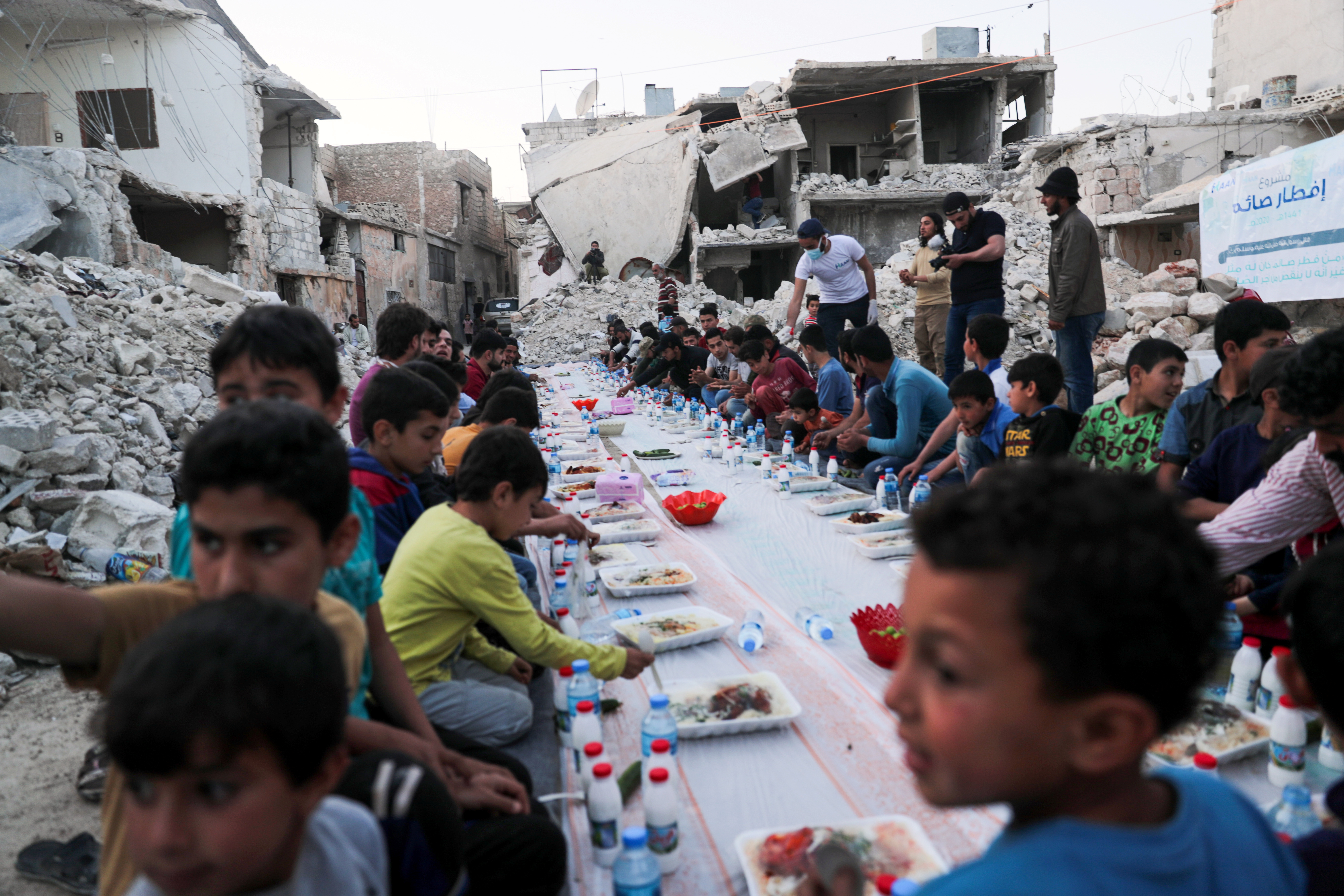 افطار جماعى لسكان حلب فى سوريا