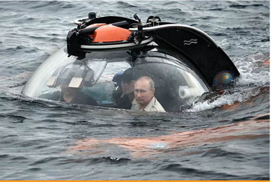 الرئيس الروسي فلاديمير بوتين يغوص على متن غواصة الأعماق إلى السفينة القديمة الغارقة
