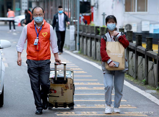 رجل يحمل حقيبة طالبة خلال عودتها للمدرسة