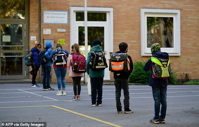 الطلاب في ألمانيا يعودون إلى المدراس لأول مرة منذ تفشى كورونا..صور  (4)