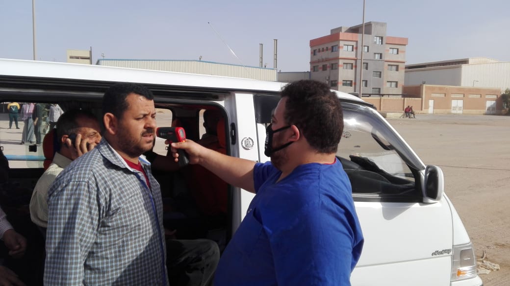 الكشف على العاملين قبل التوجه للمصانع الكشف على العاملين قبل التوجه للمصانع