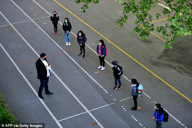 الطلاب في ألمانيا يعودون إلى المدراس لأول مرة منذ تفشى كورونا..صور  (2)