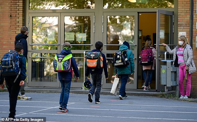 الطلاب في ألمانيا يعودون إلى المدراس لأول مرة منذ تفشى كورونا..صور  (1)
