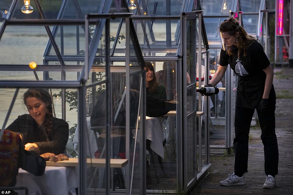 مطعم هولندى يصمم غرفا زجاجية لمنع تفشى كورونا (3)