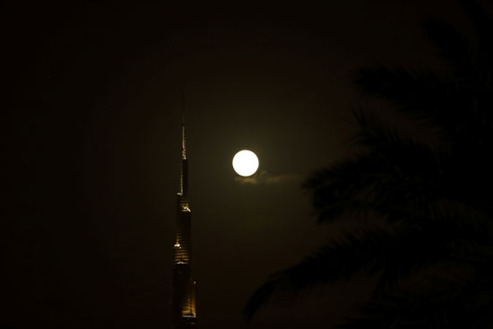 القمر العملاق فى سماء الامارات
