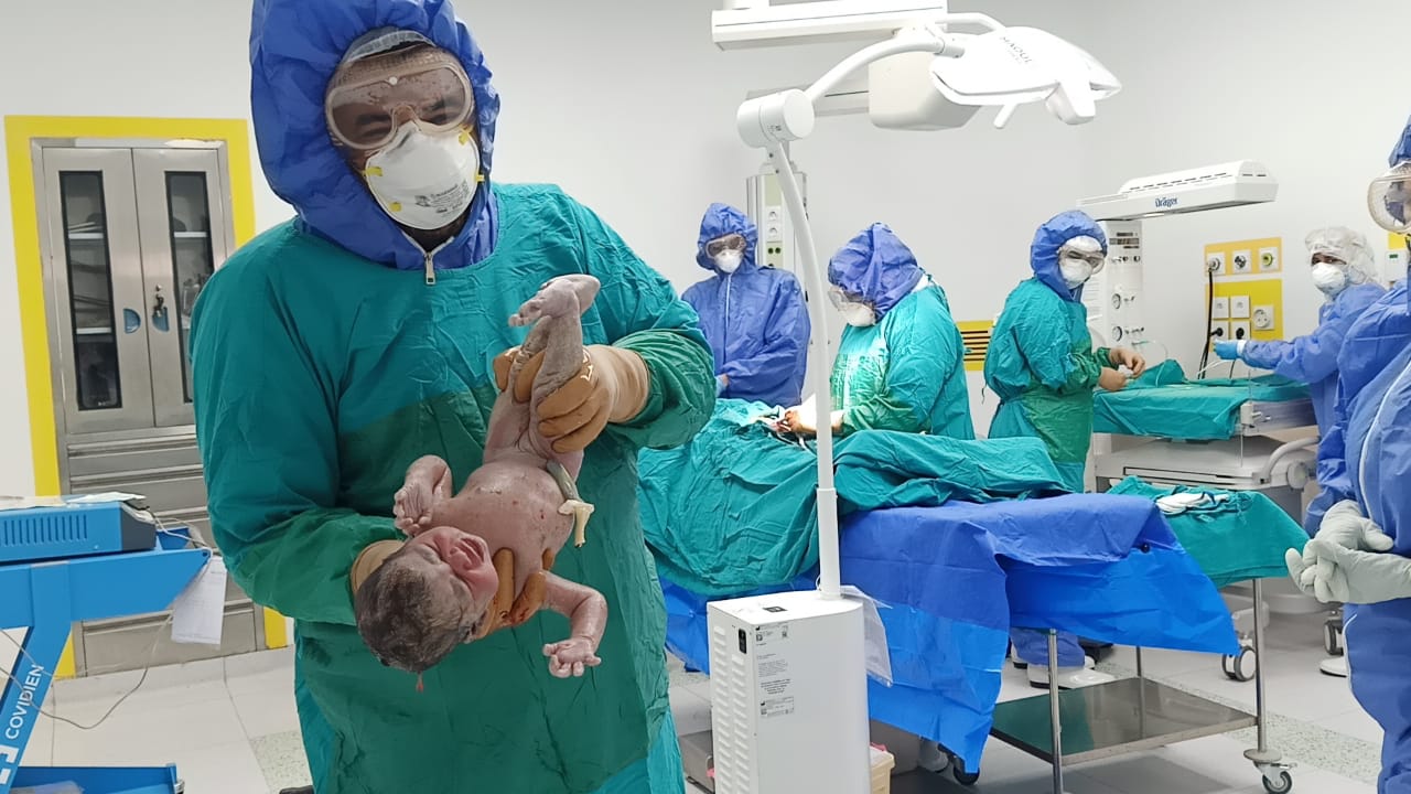  إجراء الولادة الرابعة لسيدة مريضة بفيروس كورونا (6)