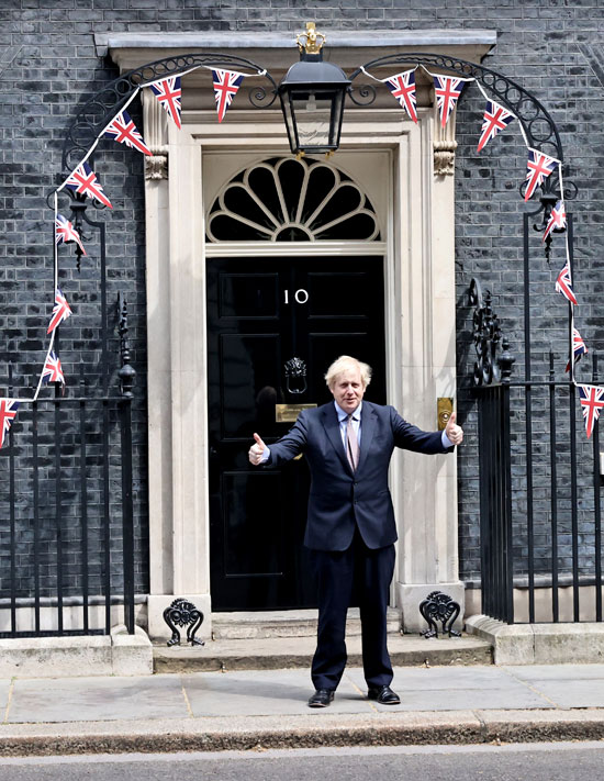 رئيس الوزراء البريطاني بوريس جونسون يحتفل بالذكرى السنوية 75 (1)
