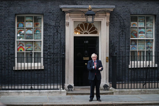 رئيس الوزراء البريطانى يصفق فى الشارع لتحية الطواقم الطبية
