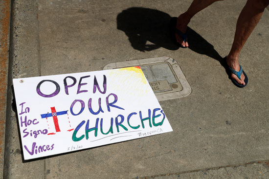 لافتة افتحو الكنائس