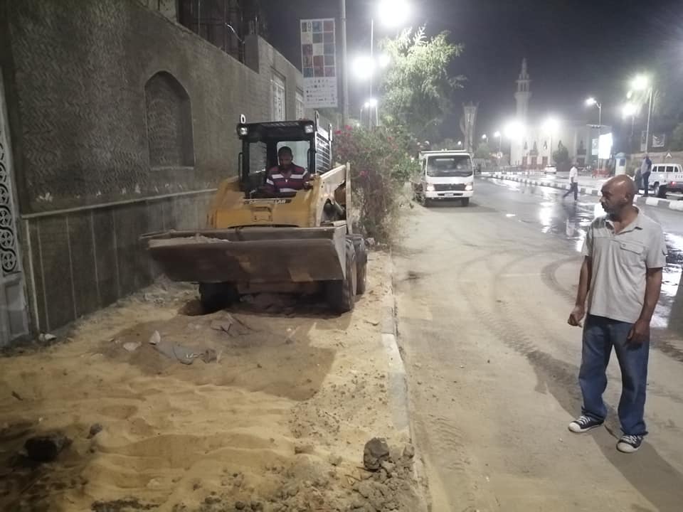 أعمال النظافة الليلية بشوارع الأقصر