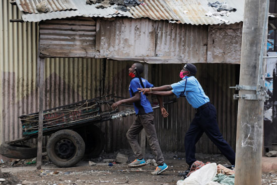 اعتقال أحد الكينيين خلال أعمال العنف