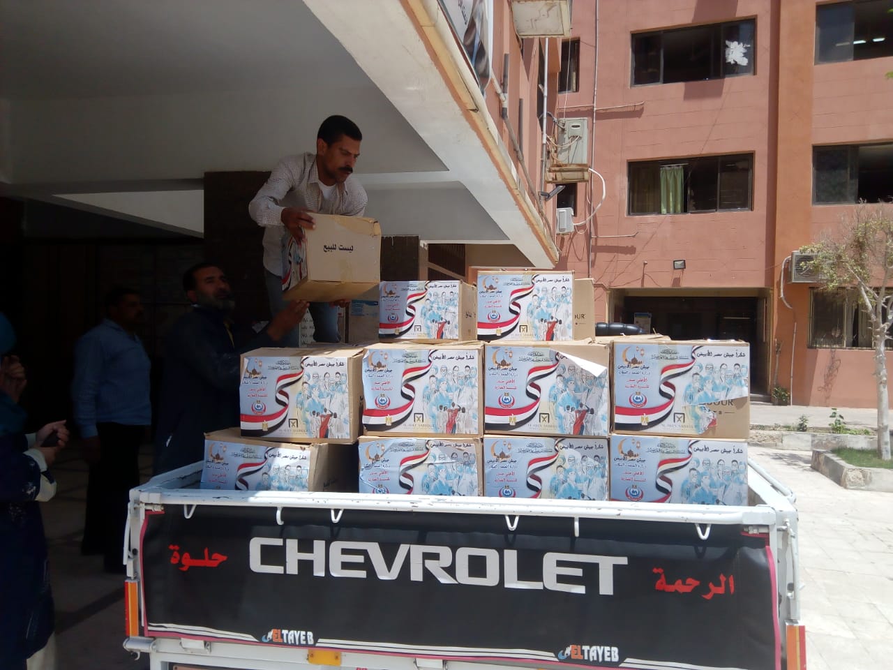 توزيع كرتونه مواد غذائية على الفرق الطبية بمستشفيات العزل (2)