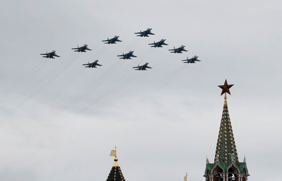 المقاتلات الروسية تنظم عروض جوية بوسط موسكو
