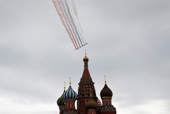 المقاتلات الروسية ترسم علم روسيا أعلى الكرملين
