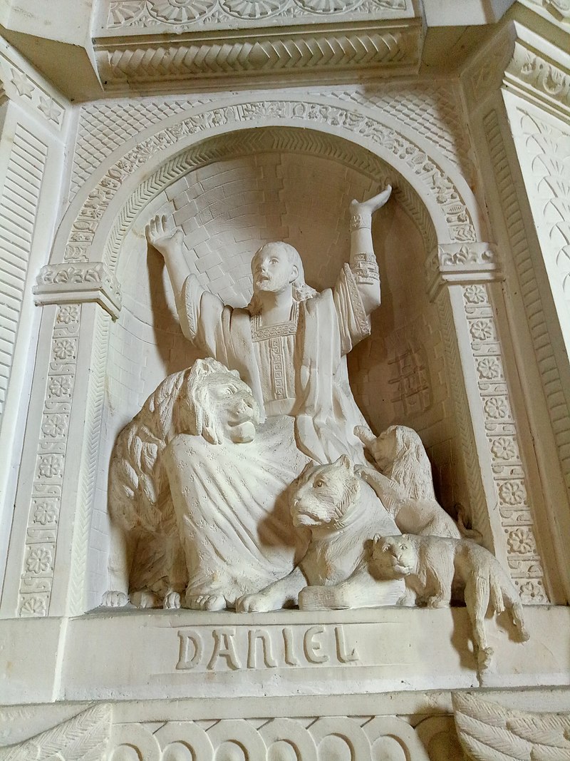 نحت يصور دانيال في كنيسة في فرنسا