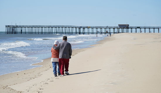 زوجان يمشيان على الشاطئ فى ولاية ميريلاند
