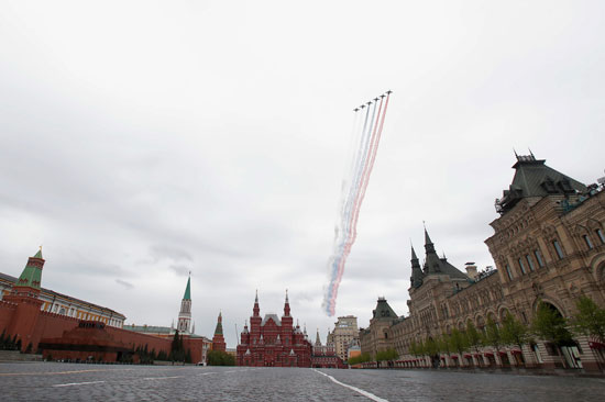 الطائرات الروسية ترسم علم روسيا أعلى الكرملين