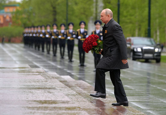 الرئيس الروسى يحمل الورود لوضعها على قبر الجندى المجهول