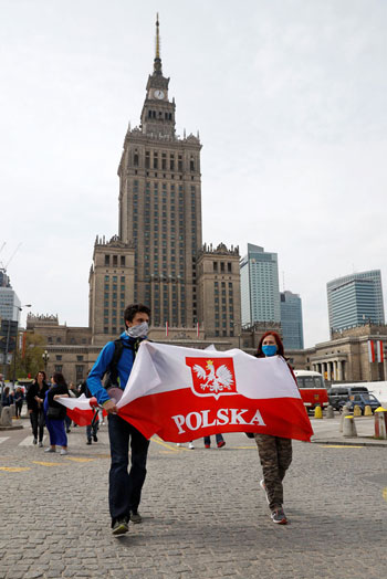 محتجون يرفعون علم بولندا