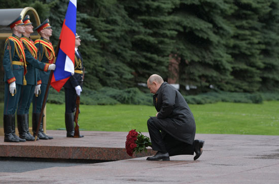 بوتين يضع أكليل من الزهور على قبر الجندى المجهول