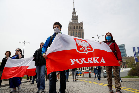 أعلام بولندا فى الاحتجاجات