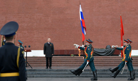 بوتين أمام قبر الجندى المجهول