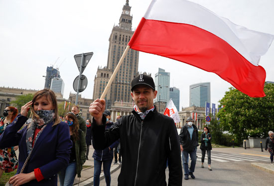 يرفع علم بولندا خلال الاحتجاجات