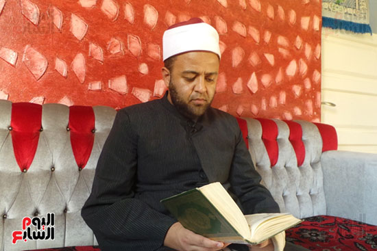 الشيخ مصطفى يقرأ القران