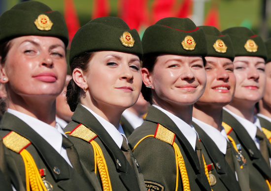 مجندات الجيش البيلاروسى المشاركون بالعروض