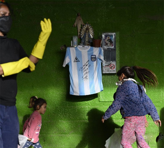 2030524-تيشيرت-يحمل-توقيع-مارادونا-لمساعدة-الفقراء-فى-الأرجنتين-_-(3)