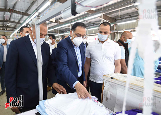 رئيس الوزراء يتفقد مصنعا للملابس الجاهزة (11)