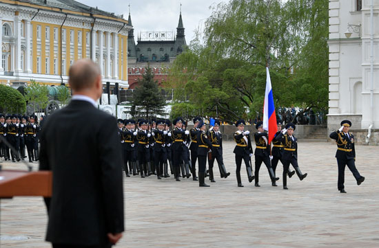 بوتين يشاهد حرس الشرف في ساحة الكاتدرائية في الكرملين خلال الاحتفالات بيوم النصر