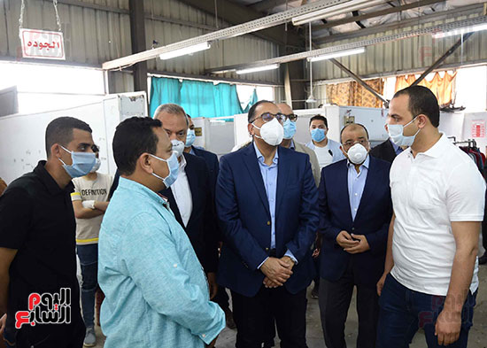 رئيس الوزراء يتفقد مصنعا للملابس الجاهزة (2)