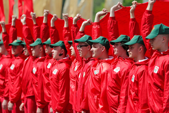 عضاء اتحاد الشباب الجمهوريين البيلاروسيين يشاركون في موكب عيد النصر