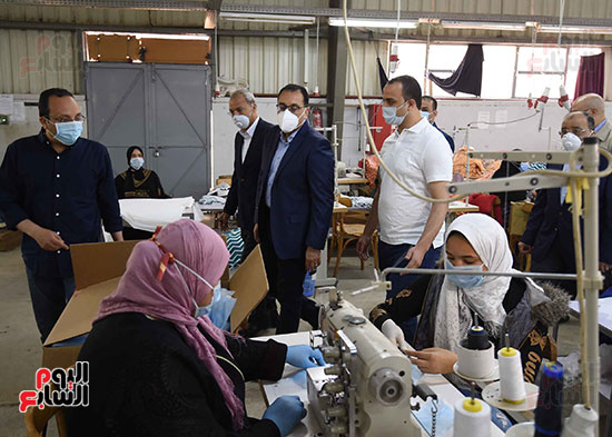 رئيس الوزراء يتفقد مصنعا للملابس الجاهزة (8)